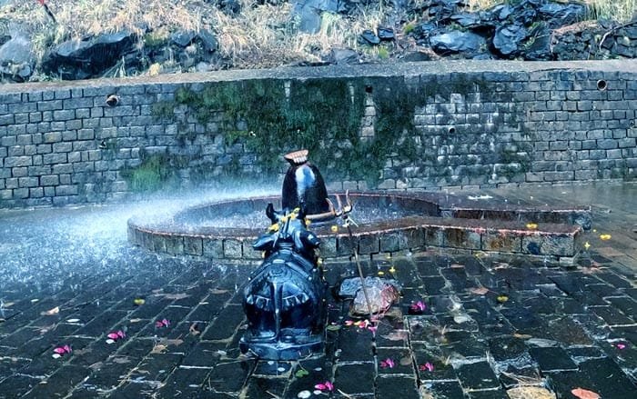 अंजनी महादेव मंदिर का प्राकृतिक सौंदर्य, हिमाचल प्रदेश की कुल्लू घाटी में बर्फ से बना शिवलिंग