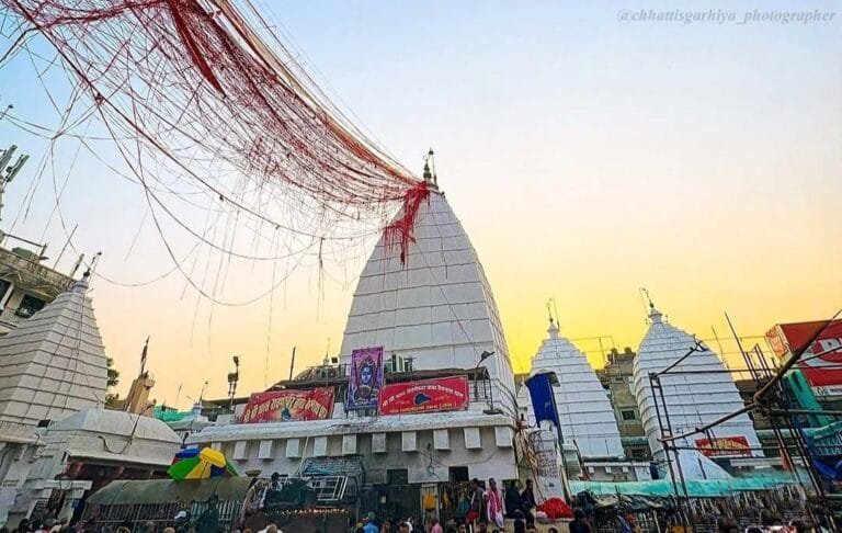 झारखंड के देवघर में स्थित श्री बाबा वैद्यनाथ ज्योतिर्लिंग मंदिर का विहंगम दृश्य, पवित्र पंचशूल के साथ